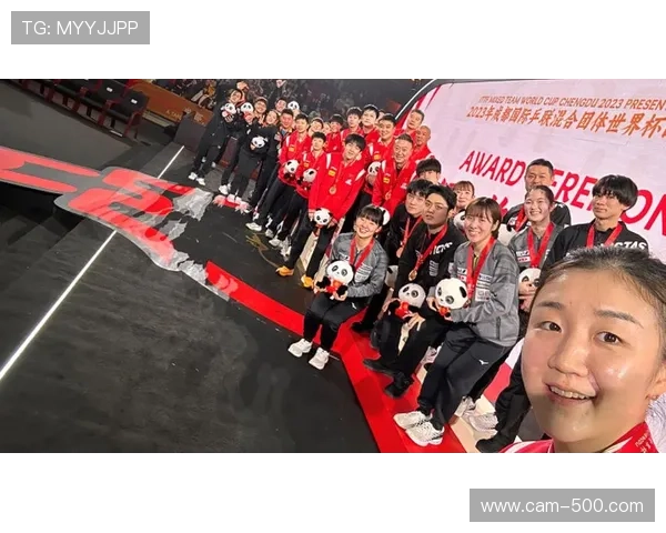 梦想对阵女武神比赛现离谱插曲，球迷向场内投掷荧光绿成人用品致比赛中断